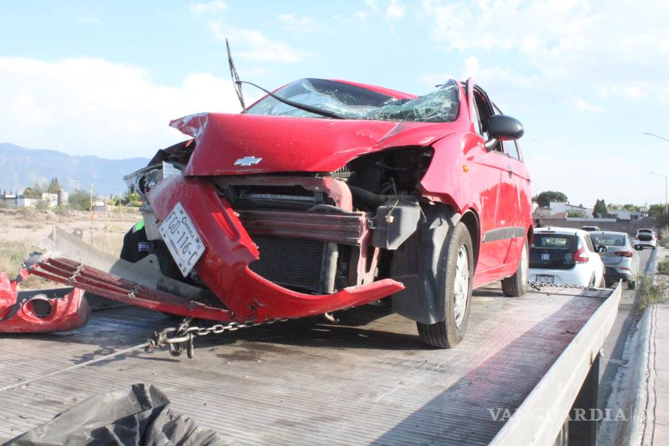 Choca con poste de concreto y le cae encima, en Saltillo