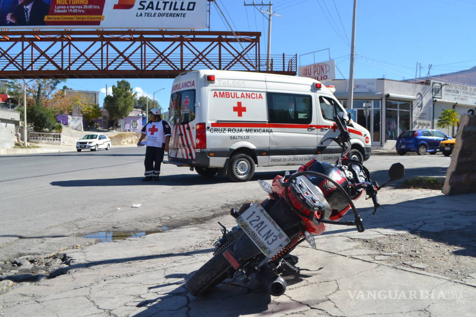 $!Taxista da vuelta en ‘U’ y menor choca con su moto, en el Otilio González de Saltillo