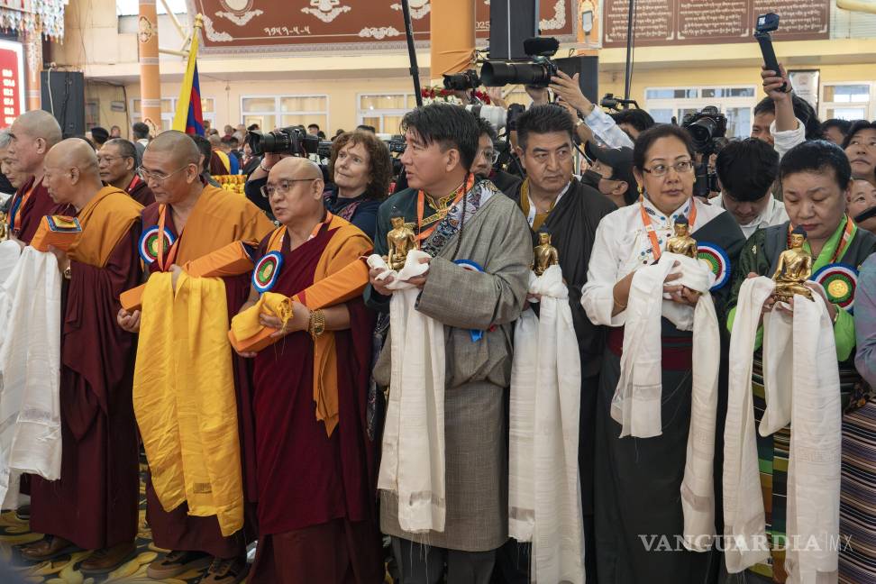 $!Devotos llevan ofrendas ceremoniales para el líder espiritual tibetano, el Dalai Lama, mientras celebran su 90mo cumpleaños.