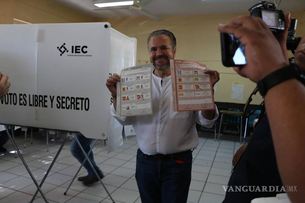 Emite su voto candidato de UDC-Partido Verde Evaristo Lenin Pérez Rivera
