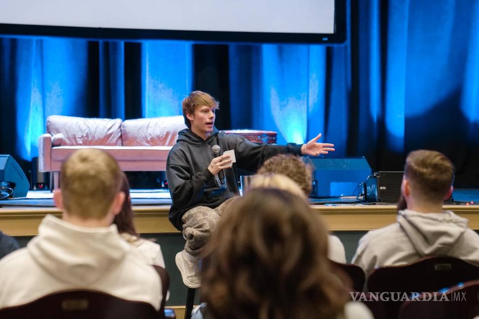 $!Divij Vaswani, el podcaster cristiano Bryce Crawford habla con sus seguidores en el Teatro Lírico, el domingo 14 de diciembre de 2025, en Birmingham, Alabama.