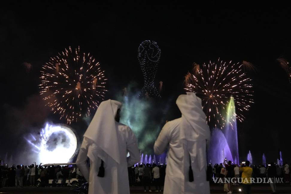 $!Ciudadanos de Qatar observando los fuegos artificiales durante un partido.