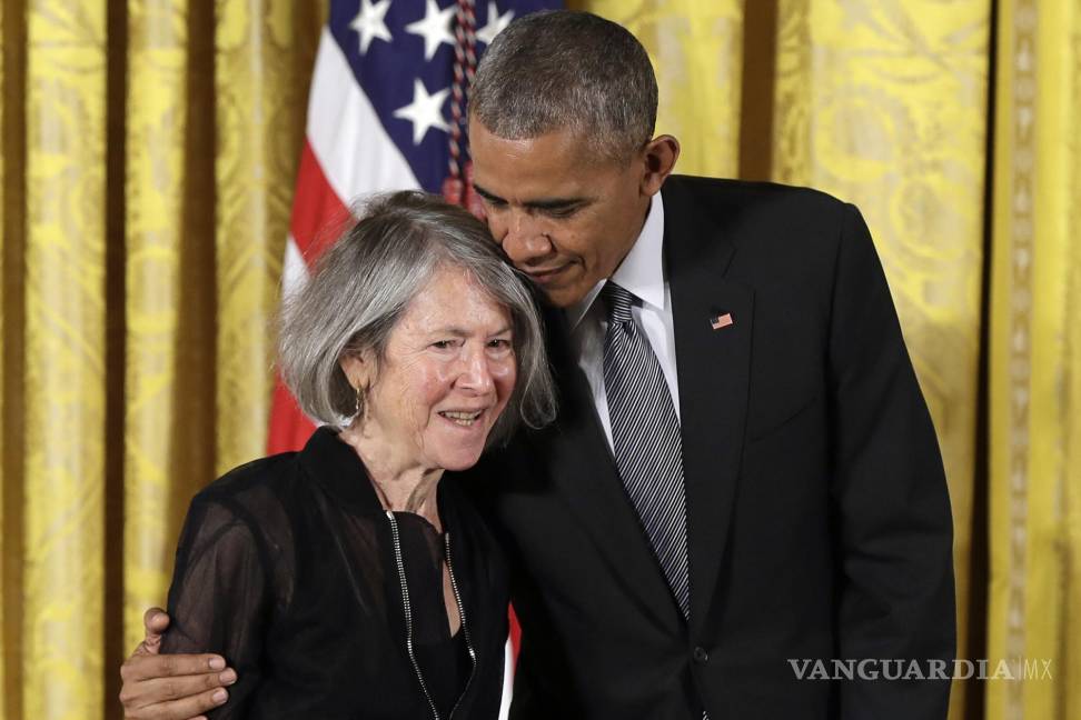 $!El presidente Barack Obama abraza a la poeta Louise Gluck antes de otorgarle la Medalla Nacional de Humanidades 2015 durante una ceremonia en la sala este de la Casa Blanca.