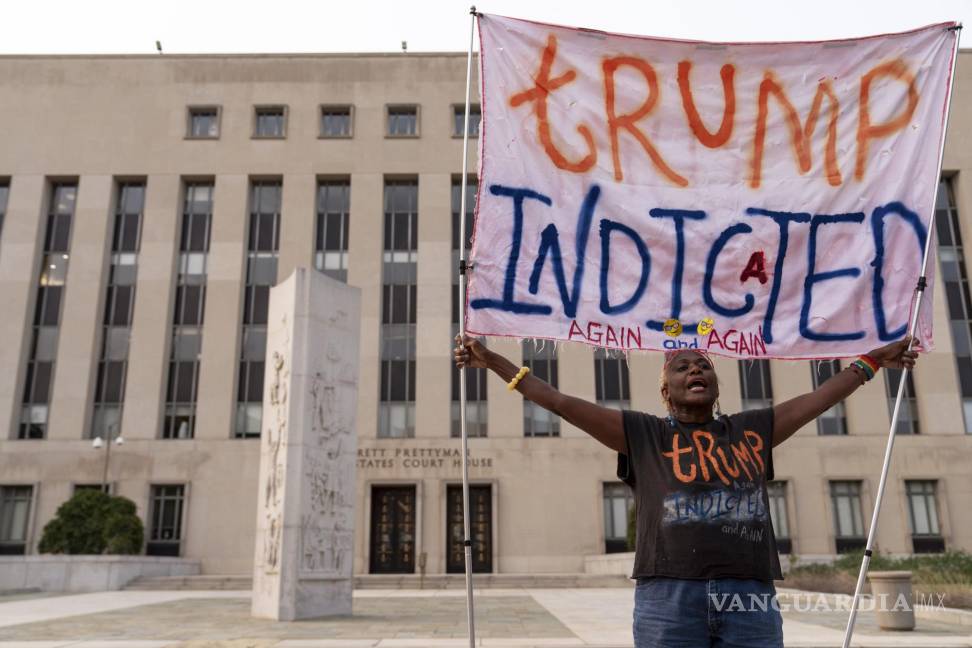$!Nadine Seiler protesta mientras sostiene una pancarta frente a la corte federal el martes 1 de agosto de 2023 en Washington.