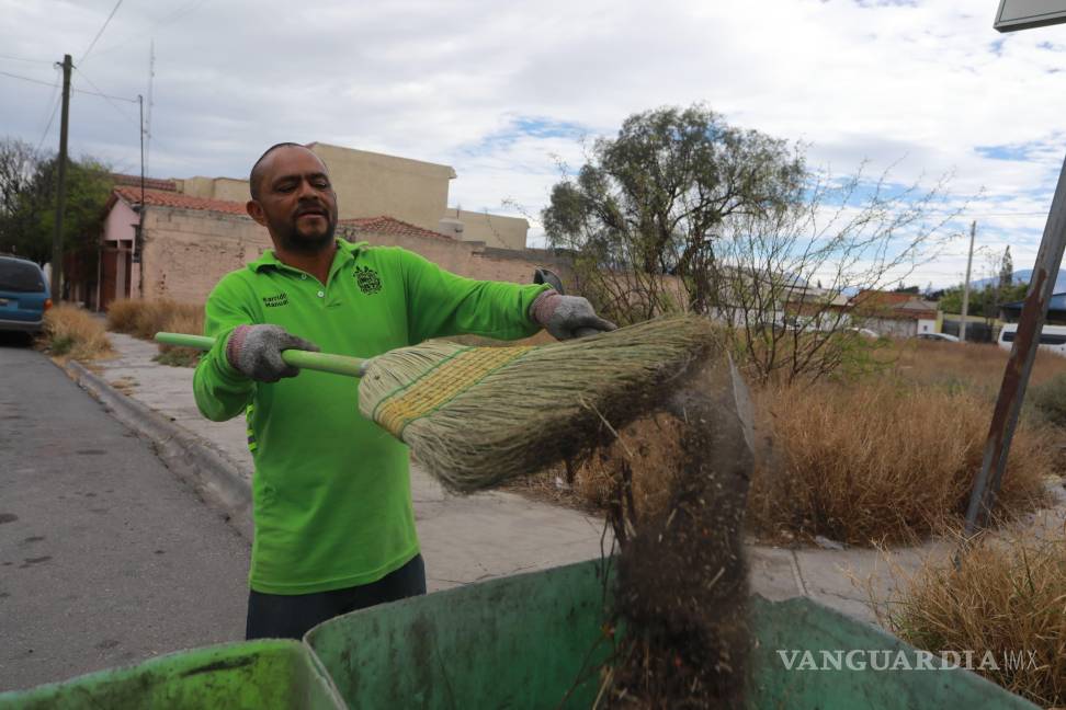 $!Personal de limpieza deshierba el paso sobre el arroyo que conecta las colonias Mirasierra e Ignacio Zaragoza, reduciendo riesgos para los peatones.