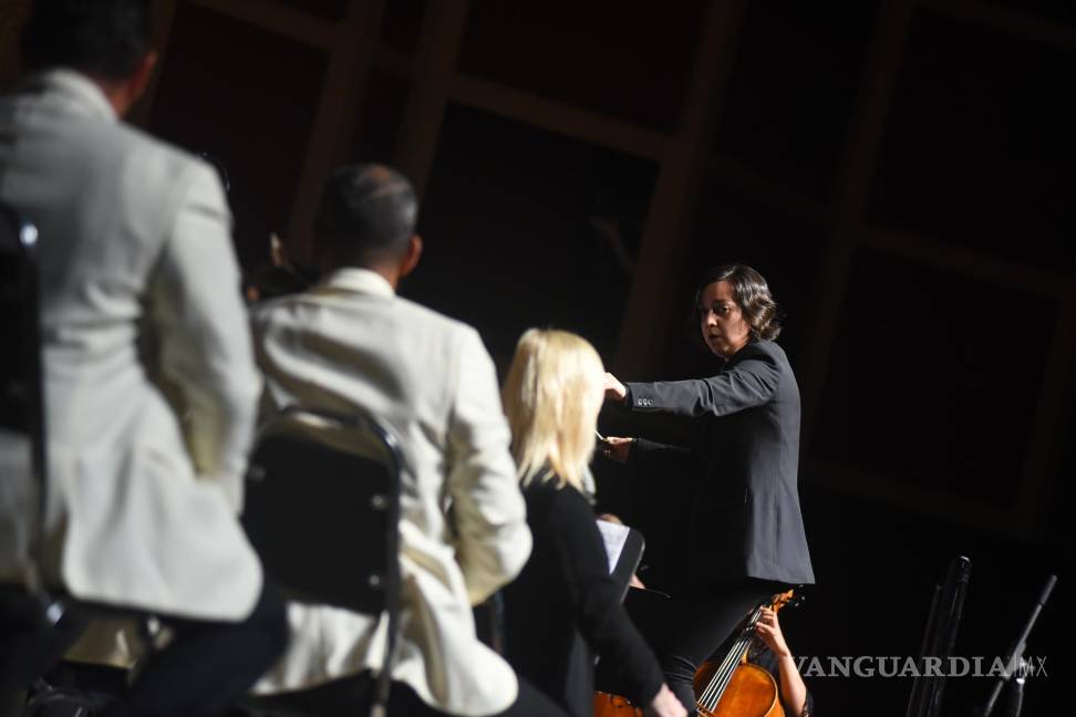 $!Jurisprudencia celebra 80 años con la música de la Filarmónica del Desierto