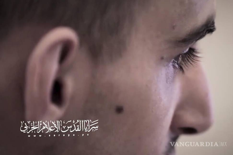 $!El rehén israelí Rom Braslavsky mientras es filmado por sus captores en un lugar no revelado de la Franja de Gaza.