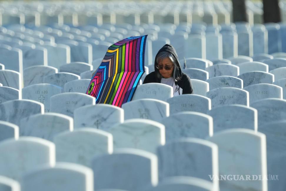 $!Norma Like visita la tumba de su esposo antes de la conmemoración del Día de los Veteranos en el Cementerio Nacional de Fort Sam Houston en San Antonio.