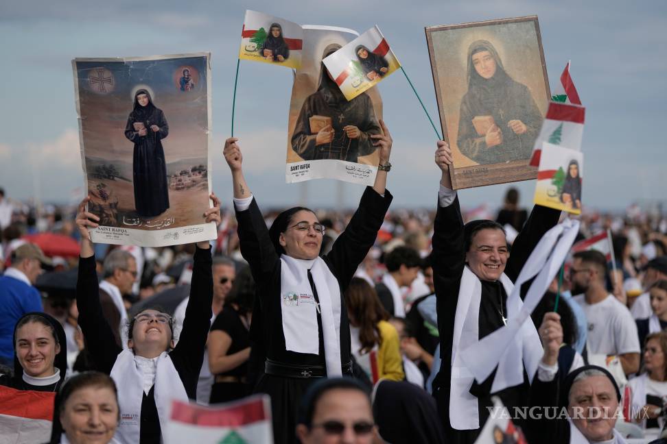 $!Monjas sostienen imágenes de la monja maronita libanesa Santa Rafqa mientras esperan la misa del Papa León XIV en el paseo marítimo de Beirut, Líbano.