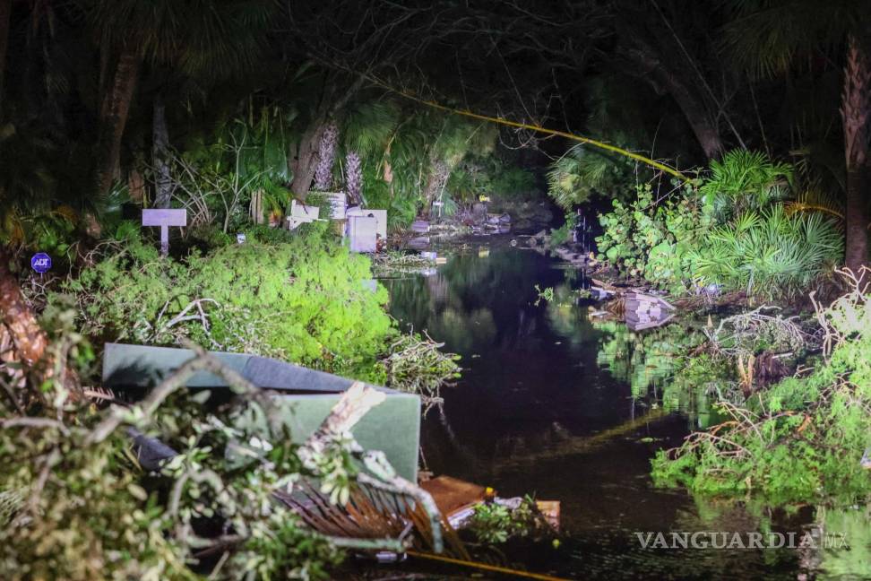 $!Debris along Commonwealth Drive clogs the roadway after Hurricane Milton made landfall nearby Thursday, Oct. 10, 2024 in Siesta Key, Fla. ( via AP)