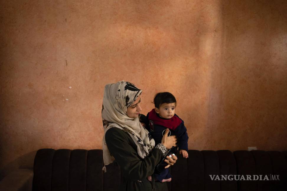 $!Amal Al-Taweel con su bebé Ali en la casa de su familia en Nuseirat, en la Franja de Gaza,. Ali nació el 7 de octubre, el día en que estalló la guerra.