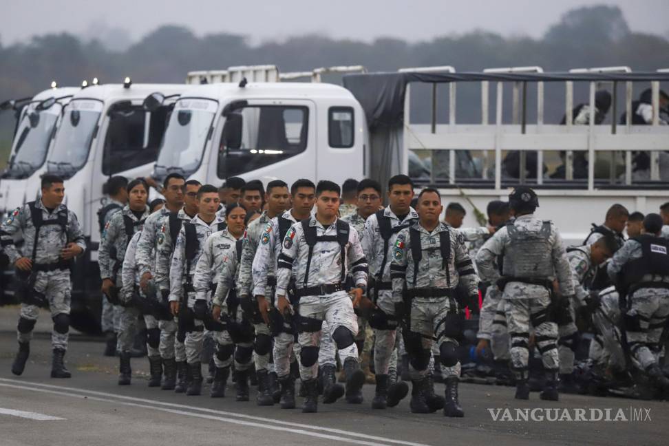 $!Elementos de la Guardia Nacional se preparan para abordar un avión en el Aeropuerto Internacional de Mérida para viajar hacia la frontera norte del país.