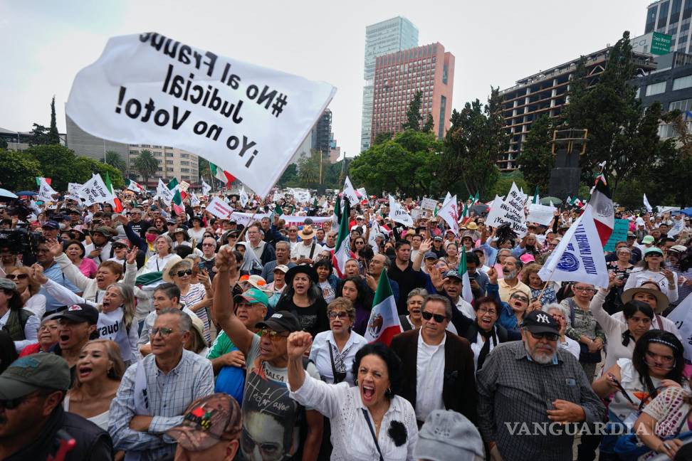 $!Manifestantes gritan proclamas contra las primeras elecciones judiciales de México en una protesta en el Monumento a la Revolución, en Ciudad de México.