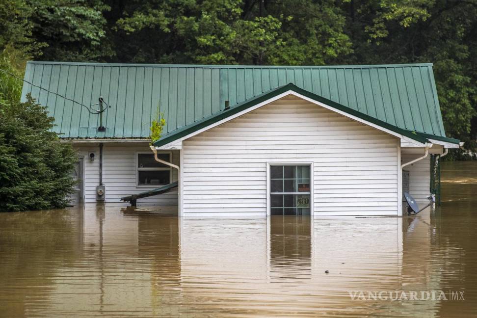 $!Las casas están inundadas por Lost Creek, Kentucky.
