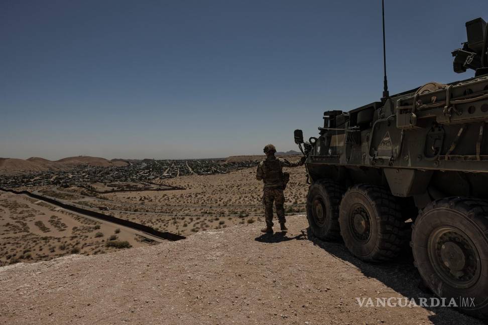 $!Soldados asignados a la Fuerza de Tarea Conjunta/Frontera Sur inspeccionan el muro fronterizo entre EU y México cerca de Santa Teresa, Nuevo México.