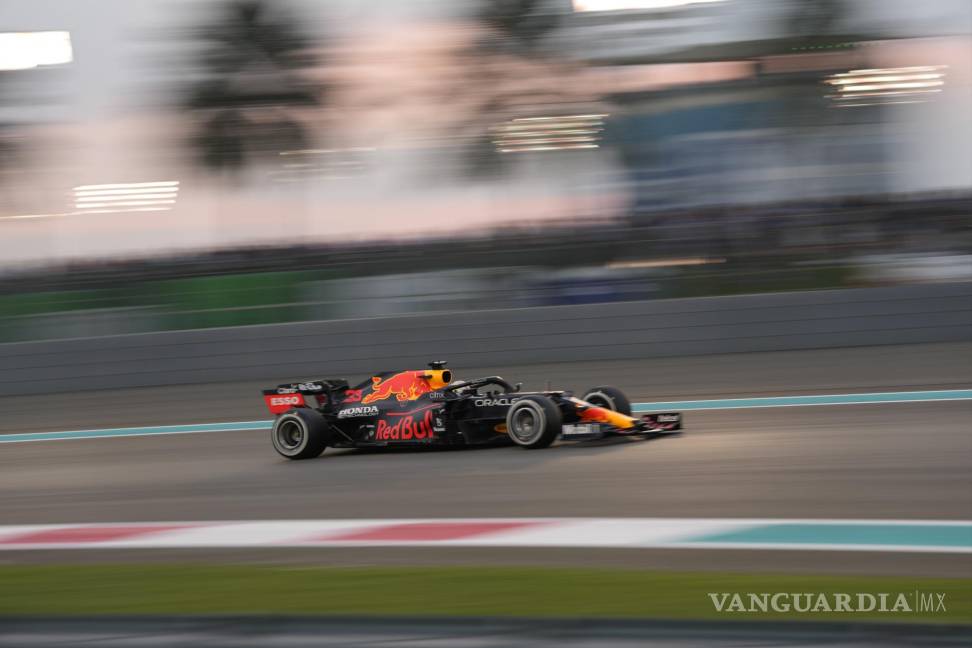 $!Viven cardiaco final del GP: destrona Verstappen a Hamilton y se queda con el triunfo en Abu Dabi