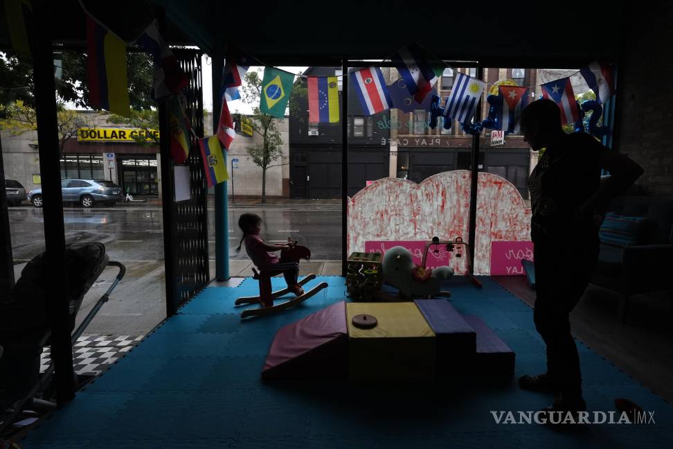 $!Una niña monta un caballito de madera mientras su abuela la observa dentro del Café Infantil Luna y Cielo en el barrio de Logan Square de Chicago.