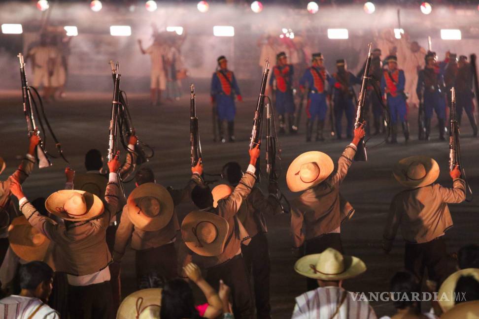 $!Con un espectáculo multidisciplinario que incluyo actuación, luces, sonido, juegos pirotécnicos y baile se realizó en el Zócalo, La Grandeza de México, como parte de los festejos de los 200 años de la Independencia de México. Cuartoscuro/Moisés Pablo