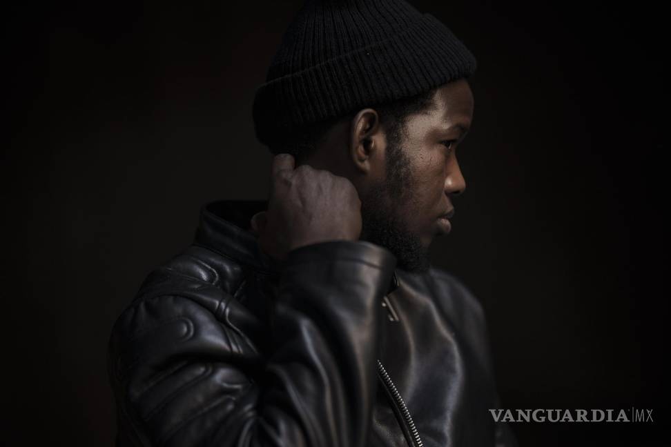 $!Moussa Sako, un solicitante de asilo de Mali que sobrevivió 22 días a bordo de un cayuco mauritano a la deriva en el Océano Atlántico, en una entrevista con AP.