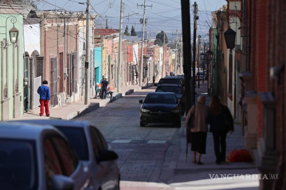 $!Jackie Campbell, vecina de la calle General Cepeda, destacó los problemas de movilidad derivados de la remodelación, mencionando la dificultad para estacionarse y acceder a las banquetas debido a la obra.