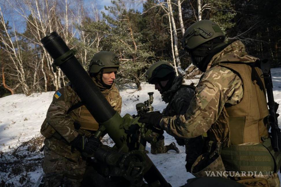 $!El soldado conocido como Miami, a la izquierda, entrenando con la Legión de Rusia Libre en la región de Kiev en Ucrania.