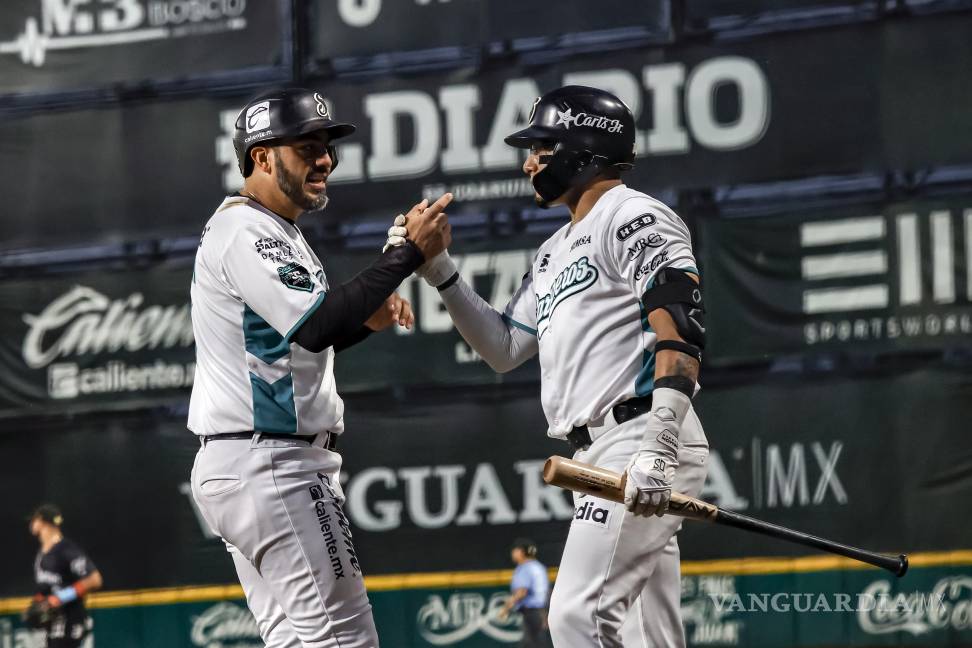 $!Saraperos de Saltillo venció 12-11 a Rieleros de Aguascalientes en un juego de volteretas que se extendió a entradas extra en el Estadio Francisco I. Madero.