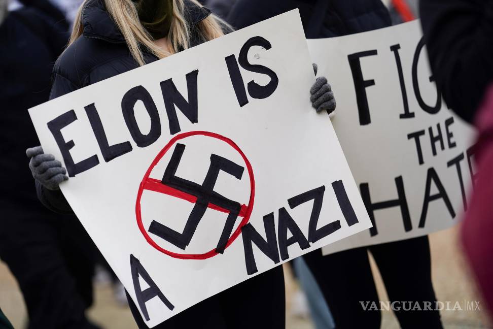 $!Un persona en una protesta contra Elon Musk por sus acciones al frente del Departamento de Eficiencia Gubernamental en Washington.