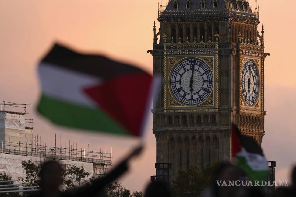$!Los manifestantes ondean banderas mientras asisten a una manifestación pro palestina en Londres.