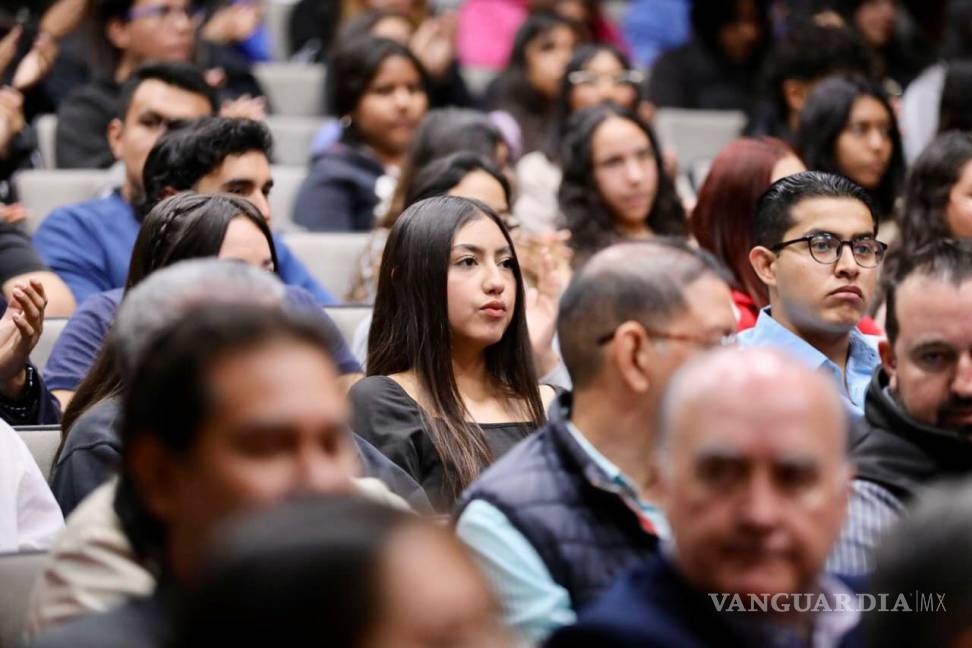 $!El alcalde José María Fraustro Siller presenta la App Juventud Saltillo, destacando su importancia para el bienestar de los jóvenes.