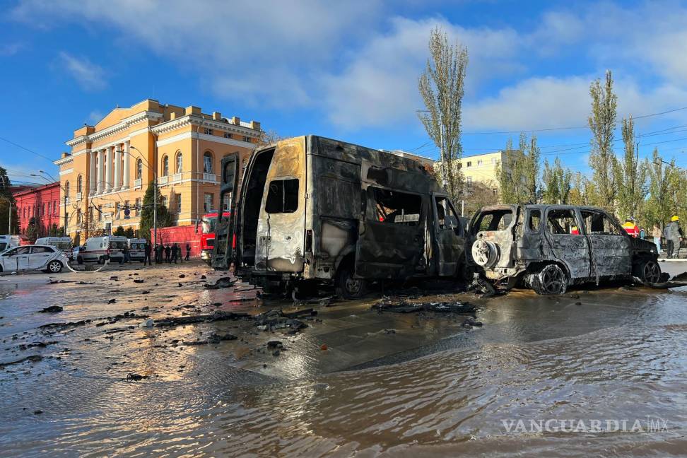 $!Autos dañados por fugas de tuberías subterráneas en la escena de un ataque ruso en Kiev, Ucrania.