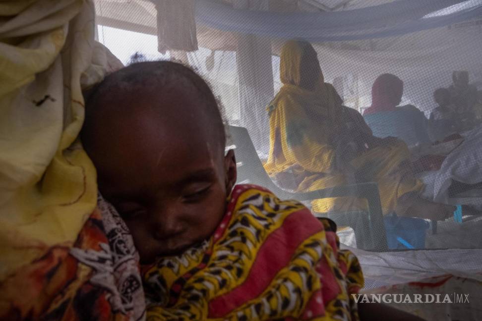 $!Una madre refugiada de Darfur, en Sudán, sostiene a su hijo en el hospital instalado por MSF en el campo de refugiados de Metche, en el este de Chad.