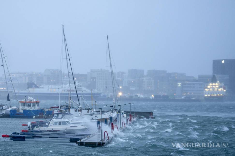 $!Barcos en el puerto durante el clima extremo provocado por la tormenta Ingunn, en Bodo, Noruega.