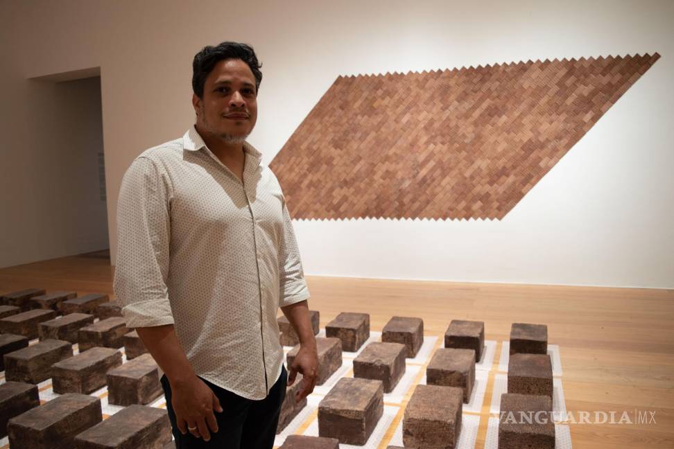 $!Adán Vallecillo con sus obras Brownies Monterrey (2023) y Filograma (2020).