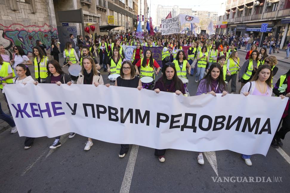 $!Mujeres sostienen una pancarta que dice: “Mujeres en las primeras filas” durante una marcha en apoyo a las mujeres en el Día Internacional de la Mujer en Belgrado.