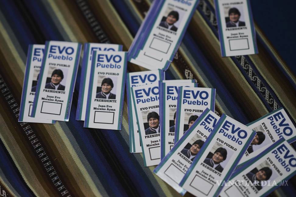 $!Pegatinas del expresidente boliviano Evo Morales, inhabilitado para competir en las elecciones, están sobre una mesa en un centro de campaña en El Alto, Bolivia.