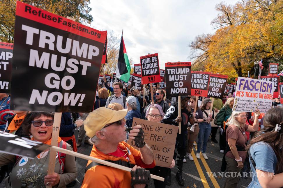 $!Manifestantes marchan hacia el Capitolio de Estados Unidos durante la concentración “¡Trump debe irse ya!” en el National Mall de Washington.