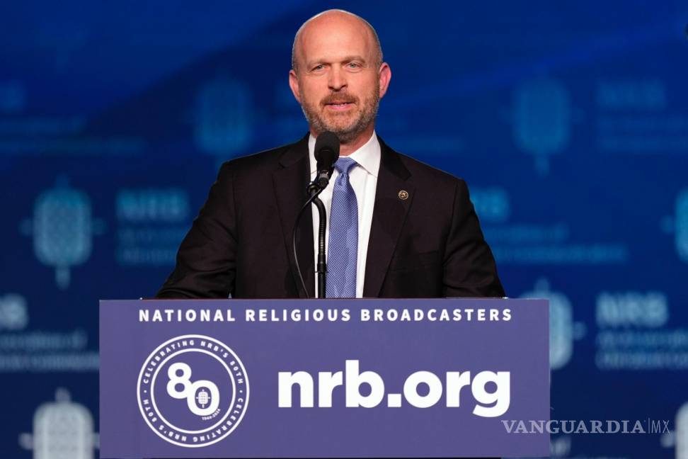 $!Kevin Roberts, presidente de The Heritage Foundation, habla en la convención de National Religious Broadcasters en Nashville, Tennessee.