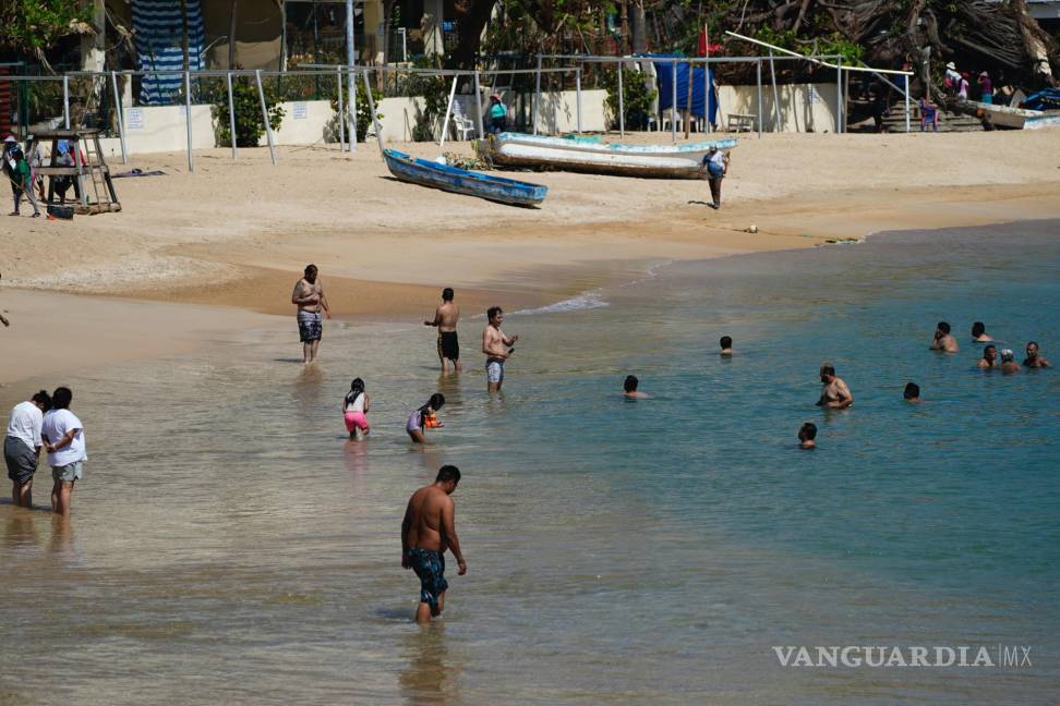 $!Residentes disfrutando en la playa en Acapulco, México, el domingo 12 de noviembre de 2023.