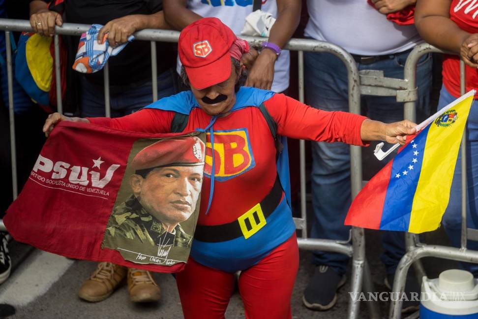 $!Una seguidora del presidente y candidato a la reelección Nicolás Maduro usa un disfraz de Súper Bigote en un acto de campaña este jueves, en Caracas, Venezuela.