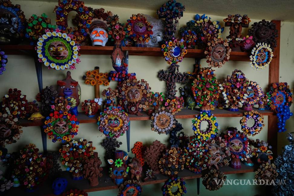 $!Las piezas terminadas listas para la venta se exhiben dentro del taller del artesano mexicano Hilario Hernández en Metepec, Estado de México.