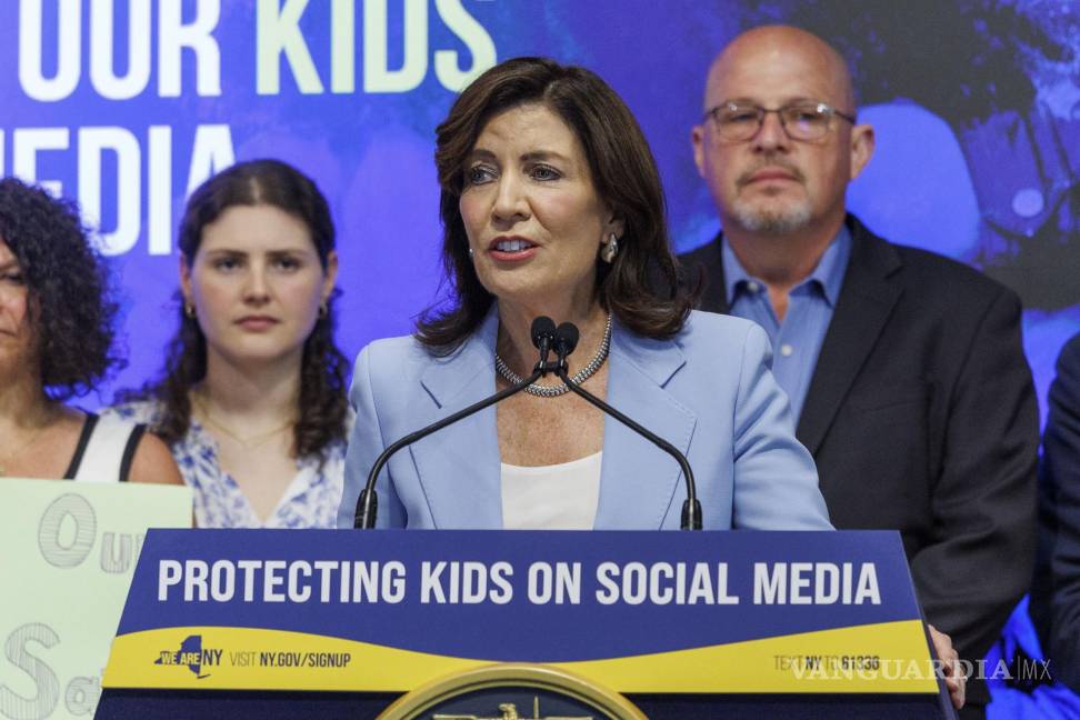 $!La gobernadora de Nueva York, Kathy Hochul, antes de firmar el proyecto de ley “Ley segura para los niños” en la oficina del condado de Manhattan.