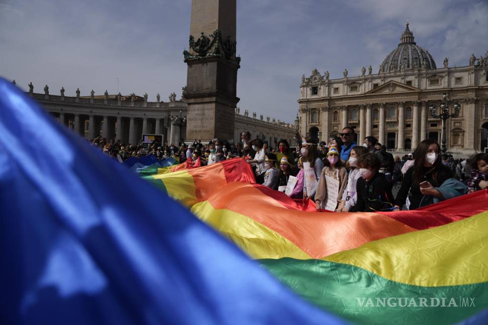 $!Fieles izaron una enorme bandera arcoíris de la paz durante la oración del mediodía del ángelus del Papa Francisco en la Plaza de San Pedro en el Vaticano.