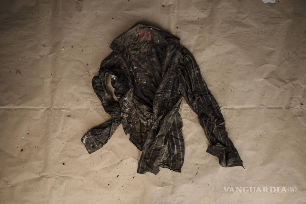 $!Una camisa con botones encontrada en un migrante fallecido, cuyos restos fueron recuperados de una embarcación mauritana el 28 de mayo de 2021.