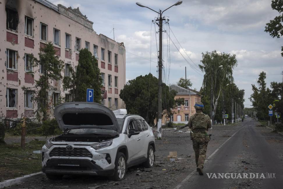 $!Un soldado ucraniano es visto en la ciudad de Sudzha, en Kursk, Rusia, a inicios de la tercera semana de la incursión ucraniana en territorio ruso.