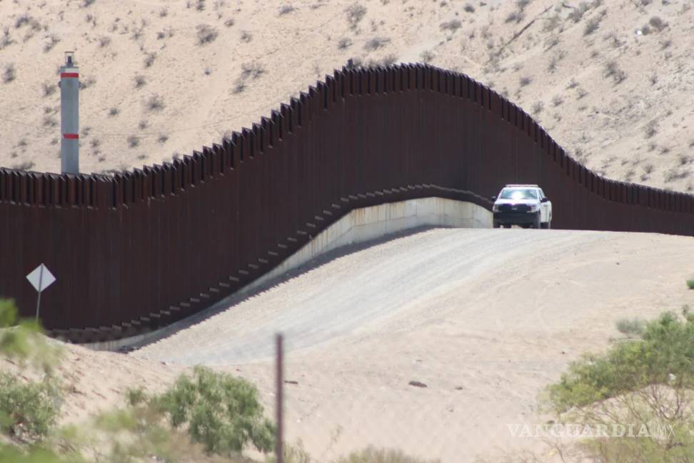 $!Fotografía que muestra el muro fronterizo cerca a la ciudad de Sunland Park, que limita con Ciudad Juárez, el 6 de junio de 2024 en Sunland Park.