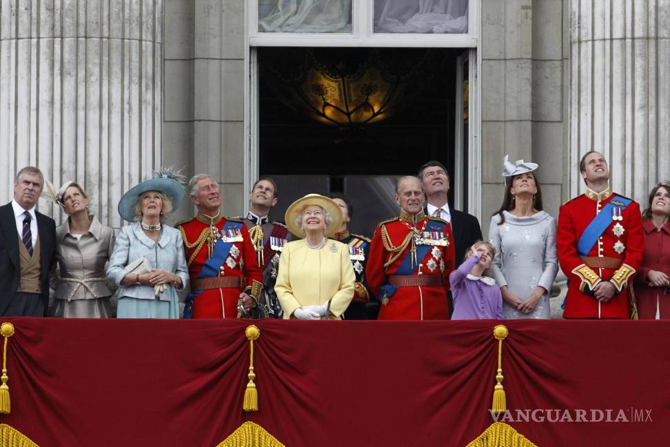$!La reina Isabel II de Gran Bretaña y el príncipe Felipe en el balcón del Palacio de Buckingham tras el Desfile del Estandarte el 16 de junio de 2012. AP/Sang Tan
