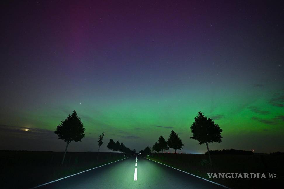 $!La aurora boreal aparece en el cielo nocturno del este de Brandeburgo, Alemania.