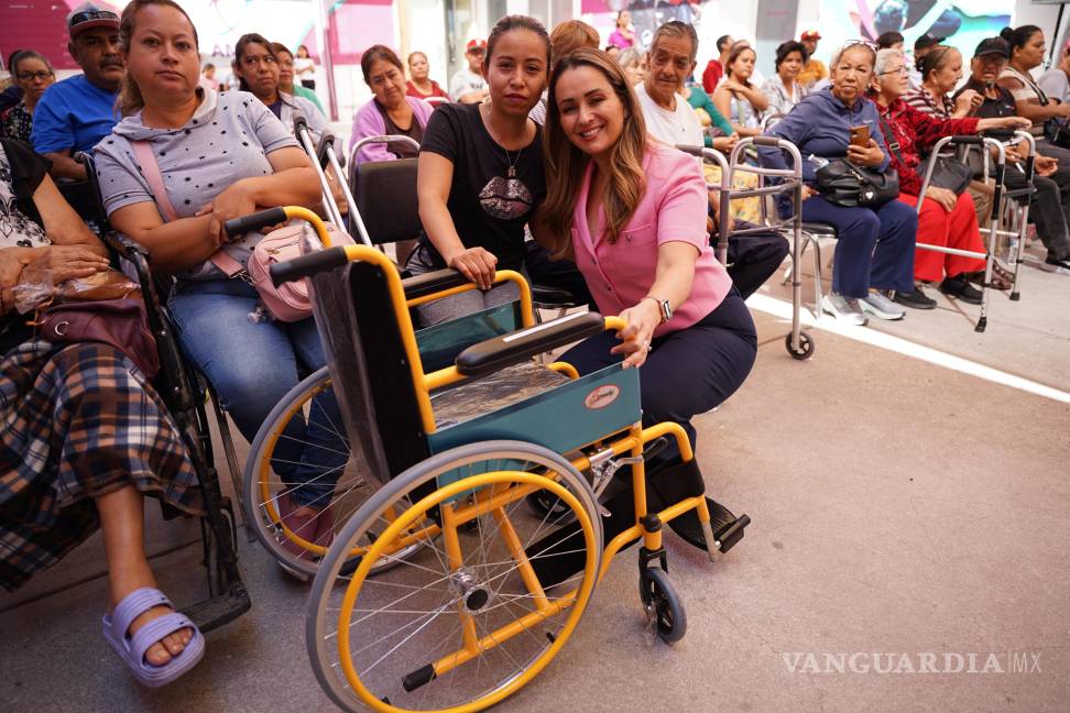 $!La presidenta honoraria del DIF Saltillo, Luly López Naranjo, encabezó la quinta entrega.