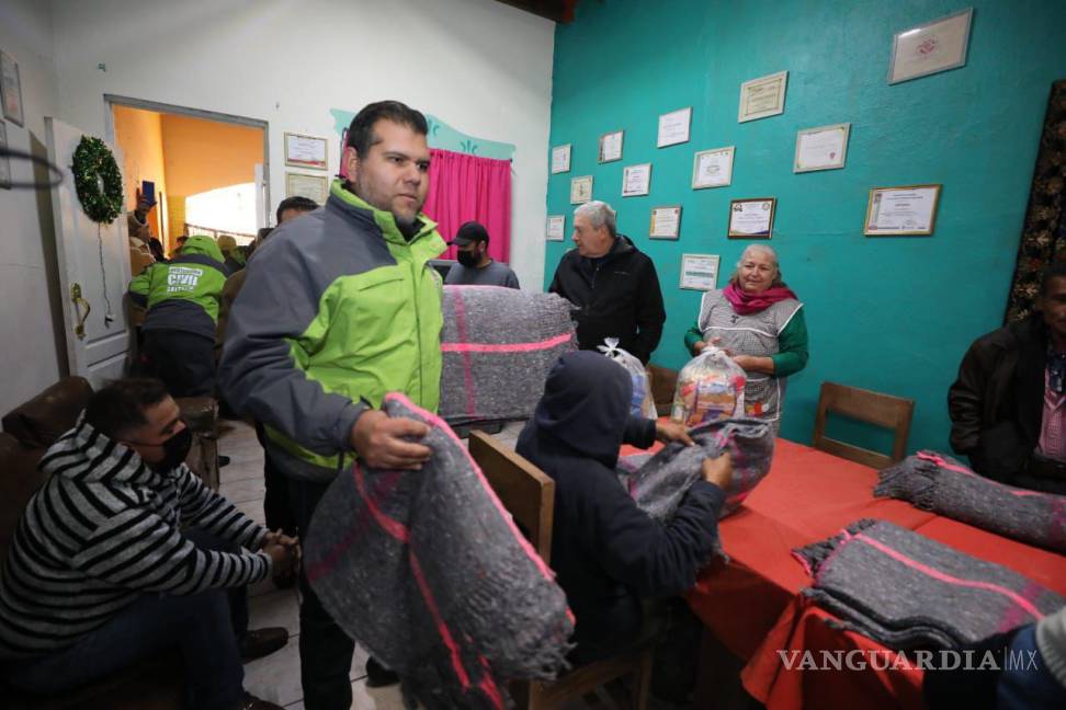 $!A través del Operativo Abrigo, Protección Civil traslada a ciudadanos en situación vulnerable, a alguno de los albergues de la ciudad.