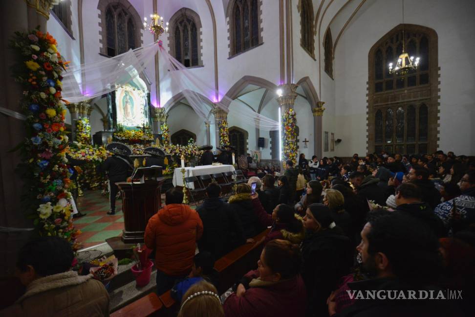 $!El altar de la Virgen de Guadalupe, decorado con flores, recibió miles de ofrendas.